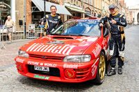 1997年以来、久しぶりにイープルに帰ってきたWinfieldカラーの「スバル・インプレッサ（GC8）」。写真右がブルーノ・ティリー、同左がコ・ドライバーのジュリアン・ヴィアル。