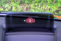 メーターナセルはなくなったが、ステアリングの前方にコンバイナー投影式のヘッドアップディスプレイが備わっている。これなら素直にメーターでもいいのでは？