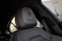 前席ヘッドレストに「Tributo italiano」のロゴ刺しゅうが入る。