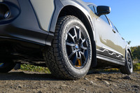 タイヤにはトーヨーのオールテレインタイヤ「オープンカントリーA/T III」を採用。またボディーの各所に、傷に強く、傷がついても目立ちにくい「Deco-Boco Black塗装」のパーツが採用される。