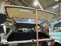 テールゲートの内側にも入念な補強が施されている。「つっかえ棒」は、あまりの重さに通常のダンパーでは支えきれないためであろう。