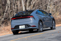 スーパーカールックの「プリウス」ではあるが、こうして眺めるとスーパーに生まれ変わったのは窓から上だけだ。