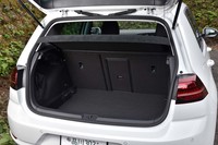5人乗車時の荷室容量は380リッター。中央には長尺物を積むためのスキーホールが設けられている。