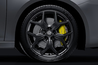 18インチサイズの「ダイナミックデザイン」アルミホイールが装備され、ブレンボ製ブレーキキャリパーもイエローとなる。