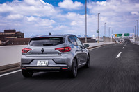 ブリリアントブラックのリアエンブレムとウォームチタニウムリアバンパーフィニッシャーで差異化された「ルーテシアE-TECHエンジニアード」のリアビュー。ボディーカラーは同車専用の新色として導入された写真の「グリシストM」と、「ノワールエトワールM」の2種類から選択できる。