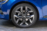 足もとの仕様は純ガソリン車と共通。タイヤサイズは205/45R17で、試乗車にはグリップ性能にも優れるコンチネンタルのエコタイヤ「エココンタクト6」が装着されていた。