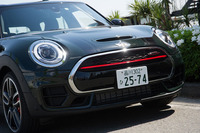 フロントグリルを横断する赤のラインがスポーティーさを強調する。エアロパーツも専用デザインのものを装備する。