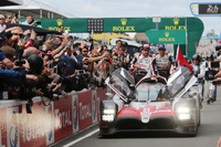 勝利のチェッカードフラッグの後、観衆の祝福を受けつつ凱旋（がいせん）する8号車。