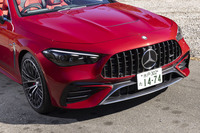 縦ルーバーのフロントグリルはメルセデスAMG各車に共通のポイント。ボディーの全幅はノーマルの「CLEカブリオレ」よりも75mm大きい1935mmに広げられている。