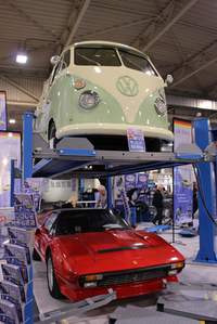 これは、あるパーキング用リフトのプロモーションのためのブース。「フォルクスワーゲン・トランスポーター」（写真上）は、アイキャッチとしても格好のモデルである。