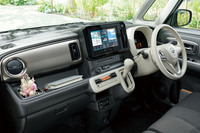 特別仕様車「ワゴンRスマイル ハイブリッドSリミテッド」のインテリア。チタニウムグレーのインパネカラーパネルが採用される。