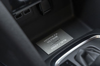 センターコンソールには開発ドライバーであるロラン・ウルゴン氏のサインと車両のシリアルナンバーを刻んだプレートが貼られる。