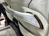 「アルファード」のシートバックハンドル。大理石のような陶器のような不思議な上質感がある。