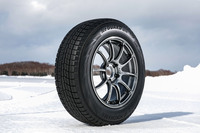 「アイスガード7」には、「アイスガード6」の「プレミアム吸水ゴム」よりも7％吸水率をアップした「ウルトラ吸水ゴム」や「新マイクロ吸水バルーン」、「吸水スーパーゲル」など、横浜ゴムの最新技術が盛り込まれている。