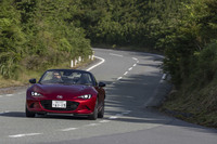 ソフトトップを開け放ってワインディングロードへ。ロードノイズもパターンノイズもきれいに抑え込まれている。