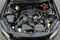 今回の改良では、2.4リッター水平対向4気筒エンジンそのものについては変更はない。最高出力は235PS、最大トルクは250N・mを発生する。