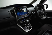 10V型の大画面が特徴の「車種専用サイバーナビ」。装着可能スペースの関係で、現在のところトヨタの「アルファード」「ヴェルファイア」「ノア」「ヴォクシー」「エスクァイア」「ホンダ・ステップワゴン」「日産セレナ」に装着可能。写真はセレナで、型番は「AVIC-CE902SE」。末尾の2文字が車種を表す。
	オープン価格（すべて実勢価格24万円前後）