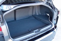 開口部の大きなトランクルーム。右側の側壁には、AC100V（1500W）のコンセントが備わっている。