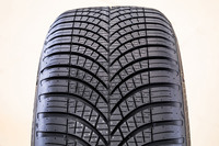 「ベクター」シリーズに共通する特徴的なV字型のトレッドパターン。「ベクター4シーズンズGEN-3」では、センター部に向かって溝の幅を細くするなどしてノイズの低減を図っている。