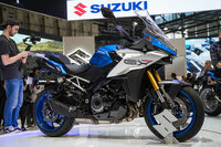 「スポーツツアラーとアドベンチャーを融合させたクロスオーバーバイク」と紹介される「GSX-S1000GX」。電子制御サスペンションなどのハイテクが満載されたモデルで、こちらは2023年12月より、欧州・北米を中心に順次発売となる。（写真：河野正士）