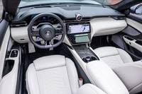 12.2インチの液晶メーターパネルに、12.3インチと8.8インチのタッチ式液晶パネルを組み合わせた先進的なイメージのインストゥルメントパネルは、最新のマセラティに共通するテイストでデザインされている。軽量スポーツペダルとアルミフットレストは、オプションの「スポーツデザインパッケージ」に含まれるアイテム。