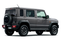 あまりの人気に生産が追いつかず、長らく受注を停止していた5ドアの「ジムニー ノマド」。2026年1月30日にようやく受注が再開され、ついでに新色「グラナイトグレーメタリック」（写真）が追加された。