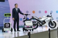 左から、「ミトラ」と「クーポ」、250ccの二輪モデル「ジクサーSF250」。ジクサーについては日本導入が計画されているという。