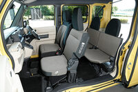 シート表皮は「e： FUN」がジャージ、その他のグレードがトリコット。背面は耐久性が高く、汚れに強いPVCレザーとなっている。