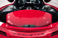 エンジンルームの後方にはトランクルームを備えており、取り外したデタッチャブルルーフをしまうことができる。