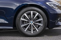 タイヤサイズは225/50の17インチ。試乗車はランフラットタイヤの「ブリヂストン・トランザT005 RFT」を履いていた。