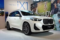 BMWの新たなフル電動SUV「iX1」発表会の会場から