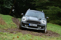 オフロードを走る新型「MINIクロスオーバー」。今回の試乗会は、イギリスのコッツウォルズで行われた。