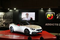 初回の会場で行われた「アバルト124スパイダー」の発表会。すでに生産終了しているという事実が「十年一昔」を痛感させる。