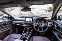 インストゥルメントパネルやステアリングホイールのなどのデザインは、基本的に「コンパス」と共通。内装色は、写真のエンペラドールブラウン／ブラックとブラックの2種類が設定される。