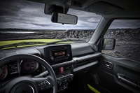 乗用車時代の上級車種に装備されていたタッチスクリーン式7インチディスプレイも消えた。