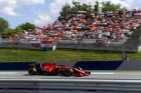 フェラーリは2台とも予選でQ2敗退と残念な結果に。11位だったカルロス・サインツJr.（写真）は、セバスチャン・ベッテルの降格ペナルティーで10番グリッド、シャルル・ルクレールは12番グリッドからスタート。サインツJr.はスタートタイヤを自由に選択できるアドバンテージを生かし、序盤にハードタイヤを履きミディアムに変える作戦で5位入賞。ルクレールは、ペレスに2度もはじき出されながらも何とか入賞圏にとどまり8位でゴールした。（Photo=Ferrari）