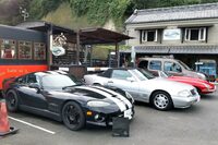 こちらは中日本縦走ツアーの翌日、三浦のリバイバルカフェにて。同好の大先輩の「メルセデス・ベンツSL」と記念撮影。楽しいクルマ談議に、旅の疲れが癒えました。