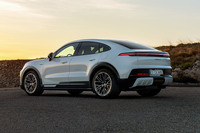 「カイエン クーペ」の外観においては、“フライライン”と呼ばれる「ポルシェ911」的なルーフラインが最大の特徴とされている。