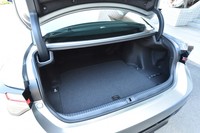 キャビンと荷室の間にボディー剛性を高めるカーボン製のパーティションブレースが装着されるため、後席を倒して容量を拡大することはできない。