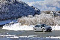 取材日の箱根スカイラインの様子。日なたでも除雪された雪の“裾”が道にはみ出ていたり、雪から染み出た水が道を横断していたりして、油断がならない。