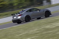 マイナーチェンジを機に、発進時のタイヤ空転を防ぐローンチコントロールも搭載された。