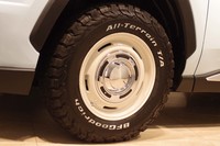 クラシカルなムードを一段と強める、ディーンクロスカントリー製アルミホイール（オプション）。カラーは写真のホワイトのほか、シルバーやマットブラックも選べる。