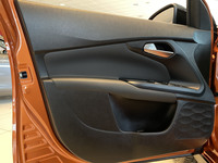 プラスチック感あふれるドアのインナーパネルは、従来のフィアットならではといえる。