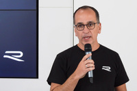 試乗会には「R」シリーズのセールス／マーケティングを統括するペドロ・マルティネス・ディアス氏も参加。ウォルフスブルクでの組織体制や、これまでの製品の変遷、販売の推移などを語った。