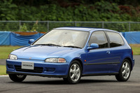 歴代モデルのなかでも特にスポーティーでスタイリッシュな5代目「シビック」。全体のフォルムはもちろん、ドアハンドルやリアバッジなど、細部に至るまでこだわりが込められていた。