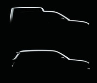 「フォーエバー」とおぼしき2台のEV。車体前半（写真右半分）のシルエットがほとんど同じであることから、これらは同一車種のバリエーションモデルと思われる。