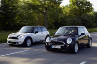 BMWがブランドを育てることに成功した「MINI」。右は2001年に登場した初代、左は2006年にフルモデルチェンジした2代目。現行モデルは2024年デビューの4代目となる。