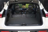 後席の背もたれを倒し、荷室の容量を最大化した状態。こうしたユーティリティー性については、既存のSUVとほとんど変わらない。