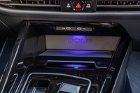 センターコンソールの前方に、ワイヤレス充電規格「Qi（チー）」に対応したスマートフォンワイヤレスチャージングやUSBソケット（タイプC×2個）が配置される。