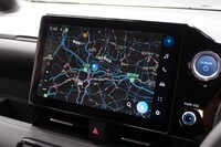 センターのディスプレイや10.5インチ（写真）または8インチ。ともにコネクティッドナビに対応する。